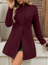 Cappotto elegante con colletto dritto e bottoni classici