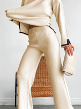 Loungewear femme beige confortable en mouvement à la maison