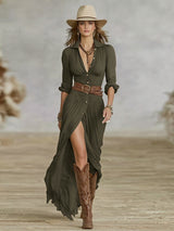 Robe longue ceinturée à revers plissés