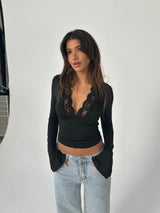 Haut noir moulant avec dentelle pour femme – Nordique Chic de face