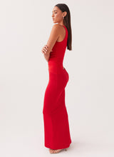 Vue de côté robe rouge à une bretelle, style audacieux