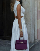 Sac violet porté avec robe longue blanche – style élégant et contrasté