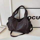 Sac marron femme porté de façon décontractée, look quotidien