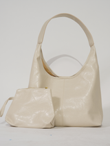 Sac LÉA beige posé à plat, vue texture et forme souple