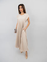 Robe blanche plissée vue trois quarts