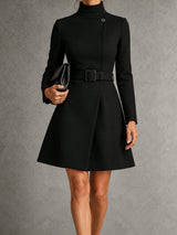 Robe élégante à col montant et ceinture