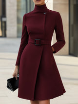 Robe élégante à col montant et ceinture