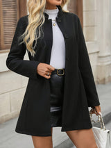 Cappotto elegante con colletto dritto e bottoni classici