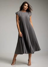 Robe Belle Éclat gris foncé portée par un mannequin