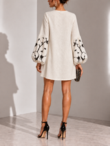 Amélie™ | Robe courte élégante à manches fleuries