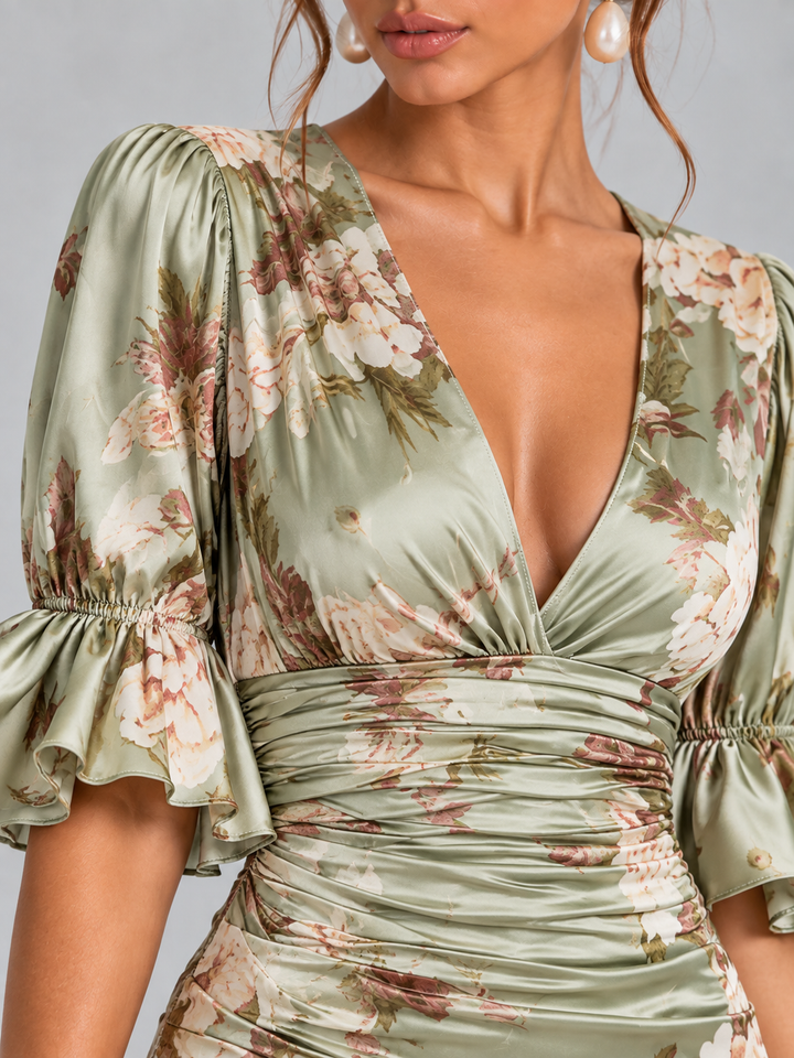 Camilla | Elegant Floral Dress with Fitted Cut and Flowing Details