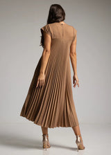 Vue arrière de la robe marron plissée