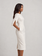 Robe élégante mi-longue à manches fendues ornées de perles