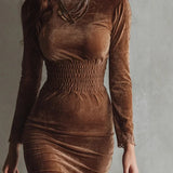 Robe velours à taille smockée — Élégante & raffinée