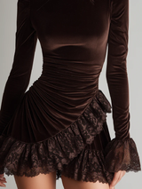 Robe courte en velours avec détails en dentelle