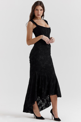 Robe AURÉLIA noire maxi avec pose élégante pour soirées sophistiquées