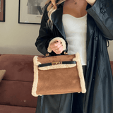 Sac cabas brun clair Éléonore porté à la main – tenue bleue chic