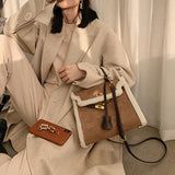 Cabas Éléonore sur les genoux – look beige élégant