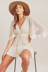 Combishort femme en dentelle blanc cassé, porté assise avec chapeau