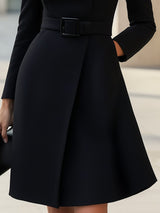Robe élégante à col montant et ceinture