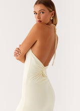Robe longue femme blanche vue semi-profil avec dos nu