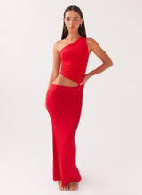 Robe longue rouge asymétrique, parfaite pour les soirées glamours