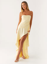 Robe longue bustier femme jaune pâle en position décontractée