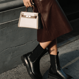 Sac végan Gabi porté à la main dans la rue – look automnal chic