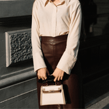 Sac à main Gabi avec tenue habillée – jupe brune et blouse crème