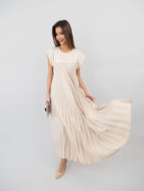 Robe blanche virevoltante en mouvement